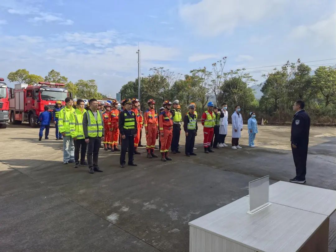 口岸公司上武高速联合多部分开展蹊径交通事故应急处置惩罚演练