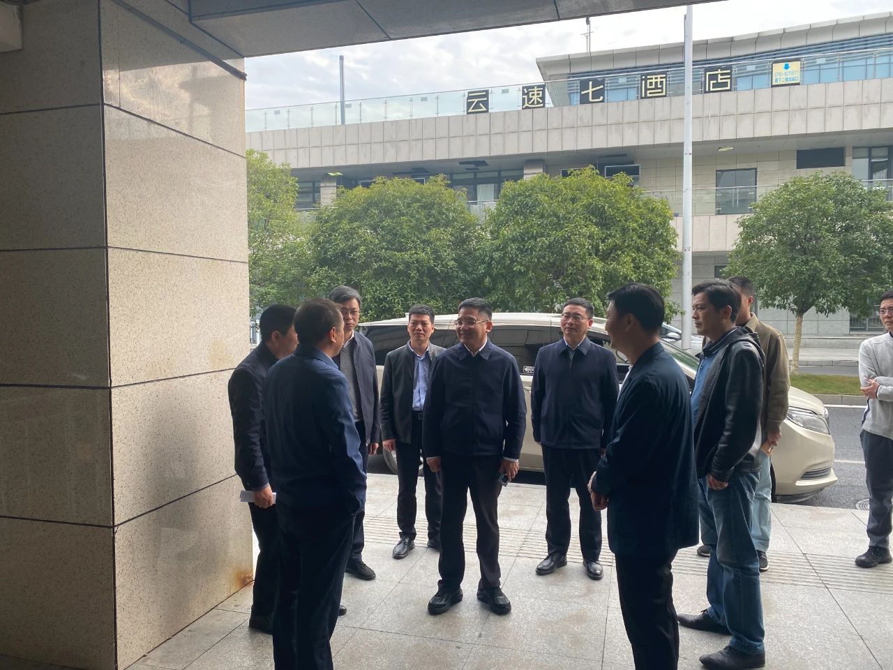 市政府副市长郭峰同志来到高铁站调研出租车运营及“黑车”整治相关事情