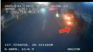 爱心转达 | 皮卡车自燃，公交驾驶员化解险情