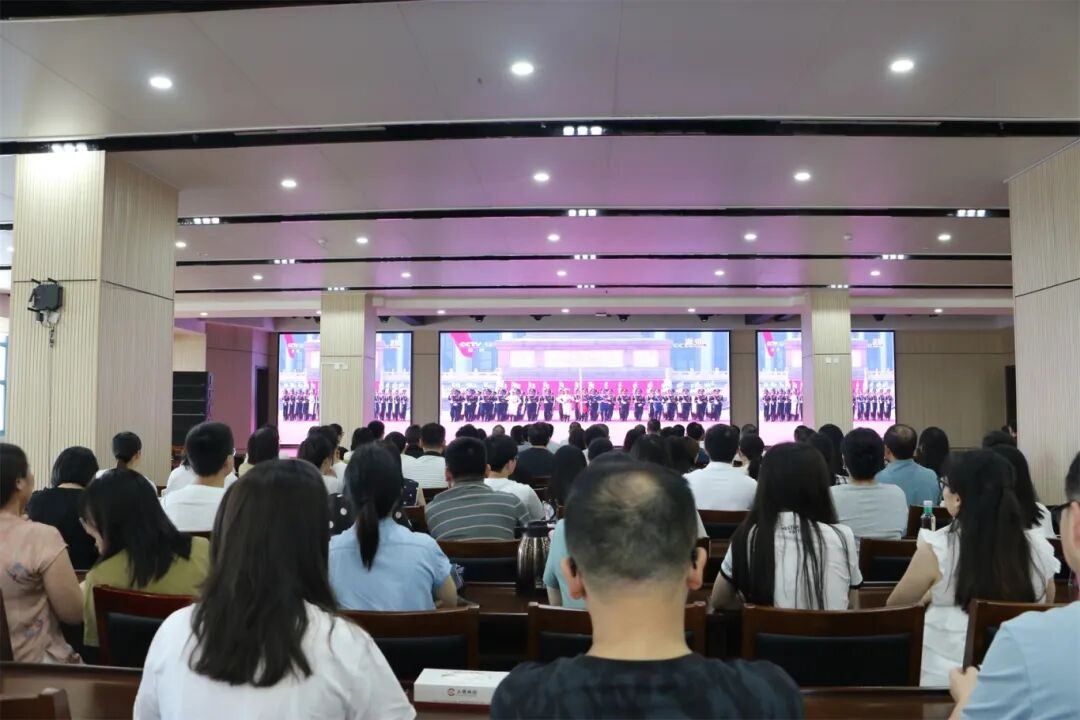 市88038威尼斯集团干部职工收听收看纪念中国人民抗日战争暨天下反法西斯战争胜利80周年大会